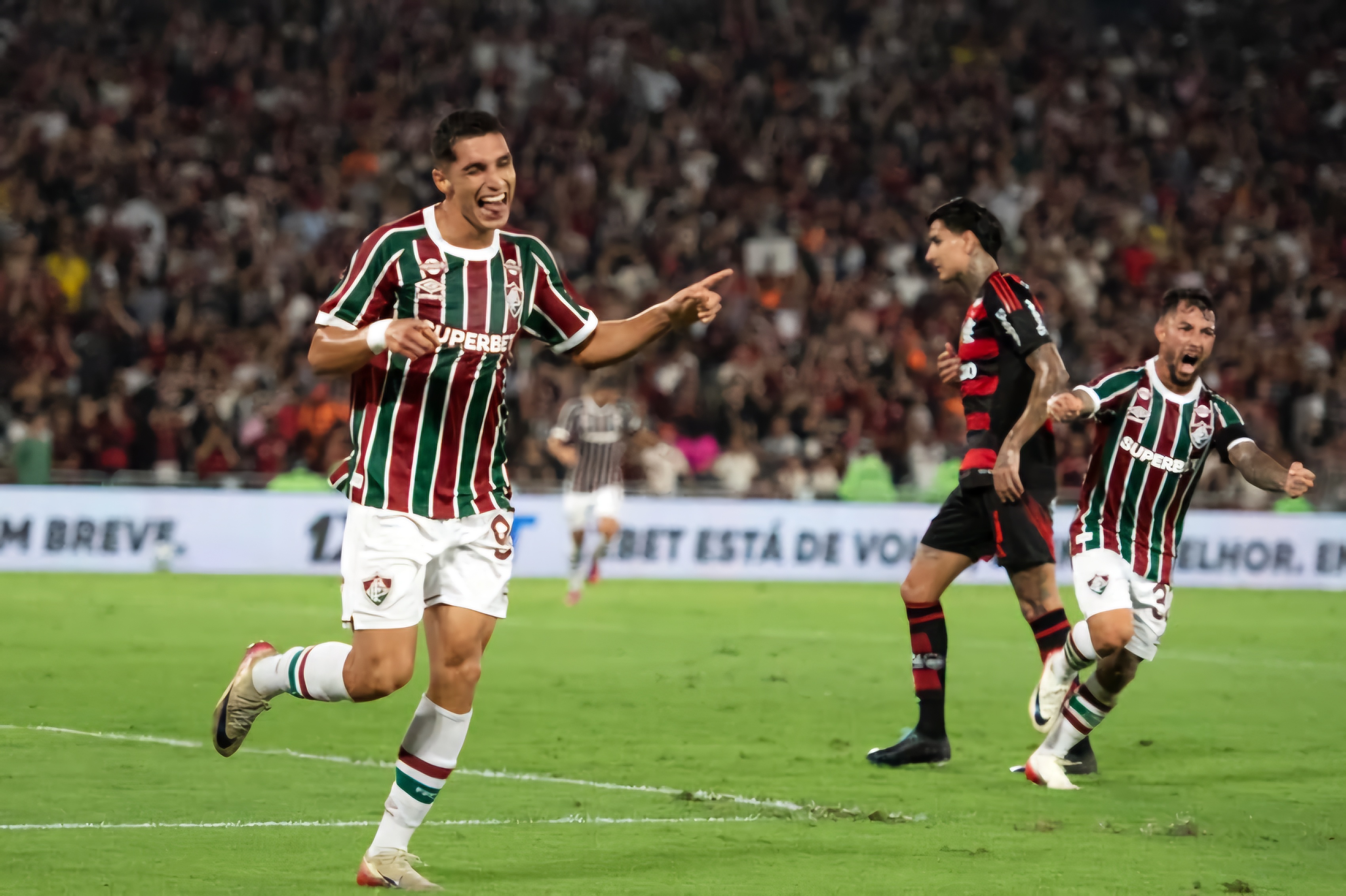 FLUMINENSE VENCE FLA-FLU COM GOLAÇO DE LUCHO E LAMBANÇA DE ROSSI!!!