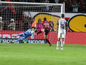 ROSSI PEGA PÊNALTI E FLAMENGO  VENCE PRIMEIRA NO BRASILEIRO!!!